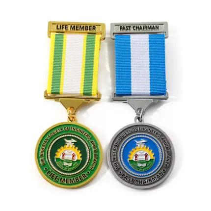 Insignia de honor esmaltada