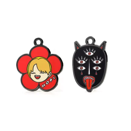 Pingente/charm de combinação de flor e rosto de fantasma em esmalte duro