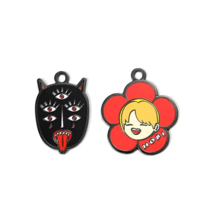 Pingente/charm de combinação de flor e rosto de fantasma em esmalte duro